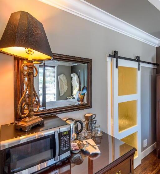 Студия Стандарт, Brookside Inn Boutique