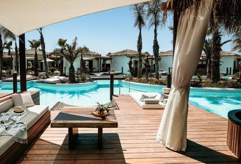 بنجلو قياسى, Stella Island Luxury Resort & Spa