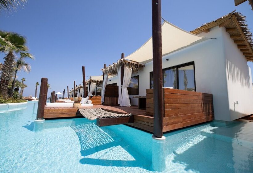 بنجلو قياسى, Stella Island Luxury Resort & Spa