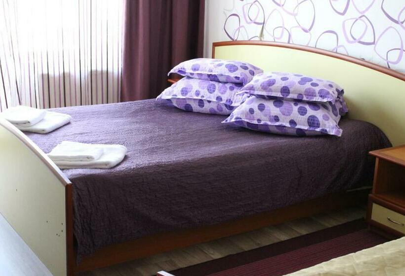 标准三人间, Vila Meteor