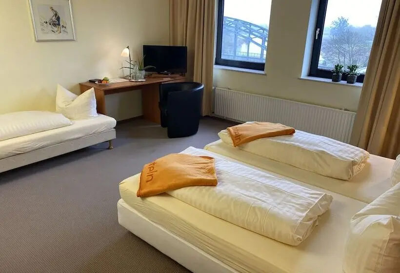 Basic Kolmen Hengen Huone, Bruckentor