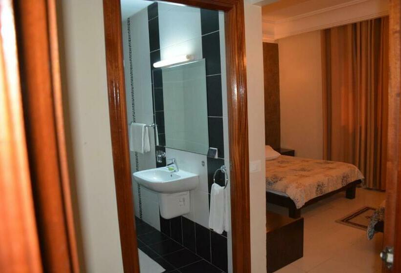 اتاق استاندارد سه نفره, Pacha