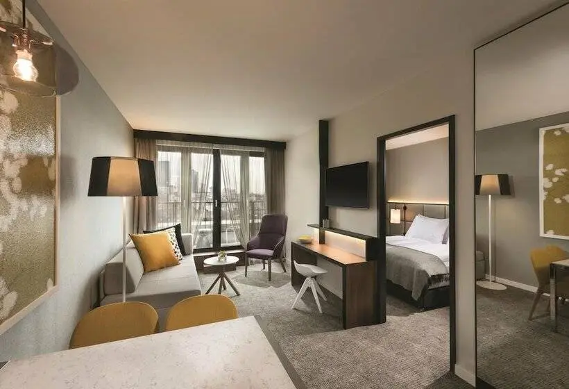 Premium-huoneisto 1 Makuuhuone Uima-allasnäkymä, Adina Apartment Hotel Frankfurt Westend