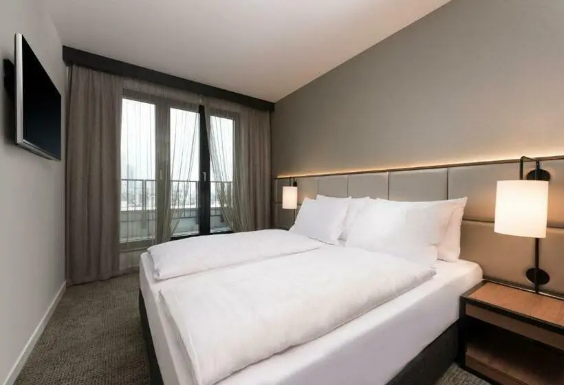 Premium-huoneisto 1 Makuuhuone Uima-allasnäkymä, Adina Apartment Hotel Frankfurt Westend