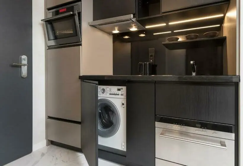Premium-huoneisto 1 Makuuhuone Uima-allasnäkymä, Adina Apartment Hotel Frankfurt Westend
