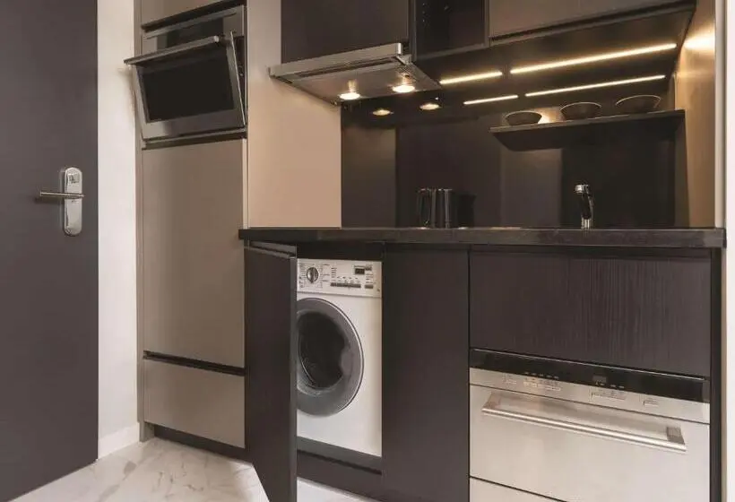 Premium-huoneisto 1 Makuuhuone Uima-allasnäkymä, Adina Apartment Hotel Frankfurt Westend