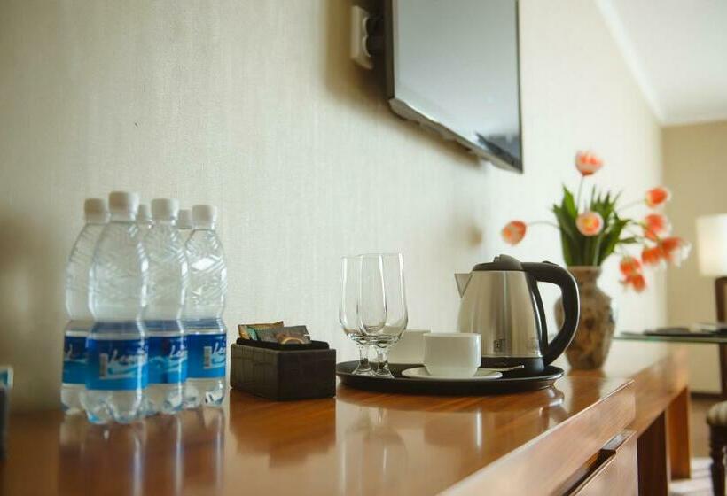 اتاق استاندارد سه نفره, Damas International