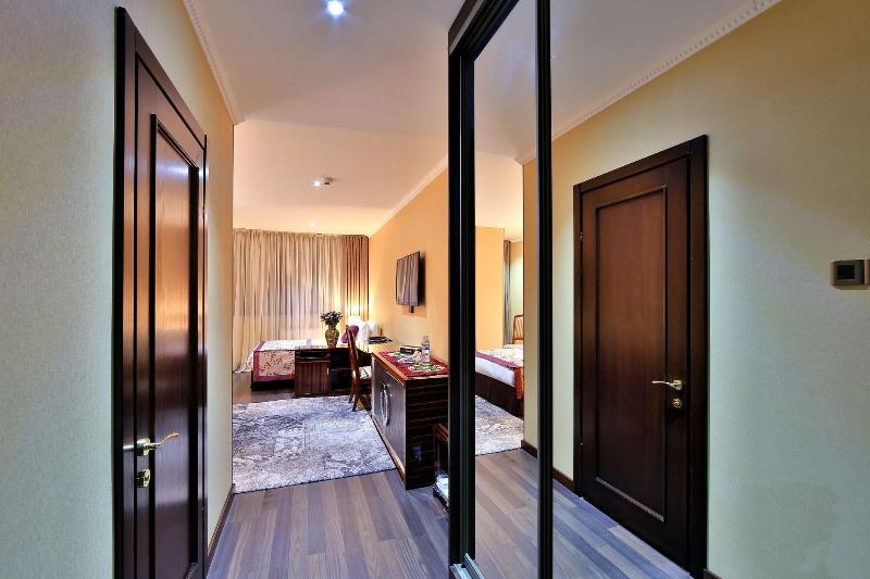 اتاق استاندارد یک نفره, Damas International