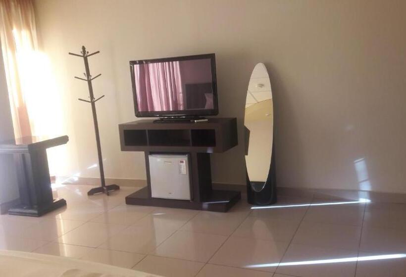 اتاق راحتی سه تخته, La Estancia