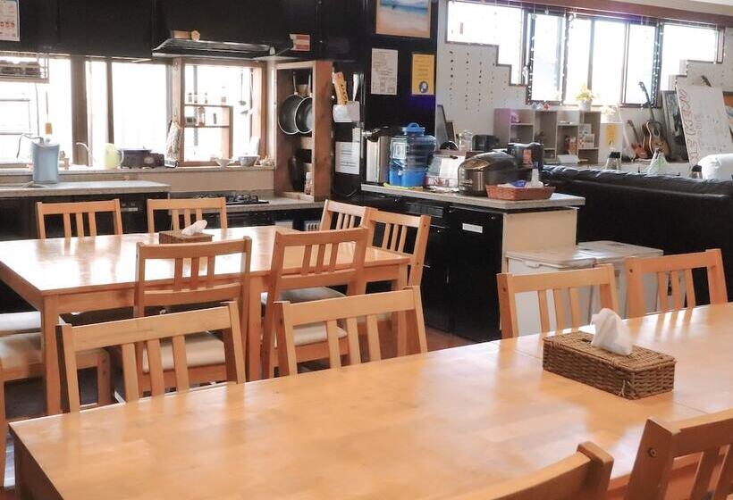 הכלכלה חדר לארבעה עם מקלחת משותפת, All Friends Guest House