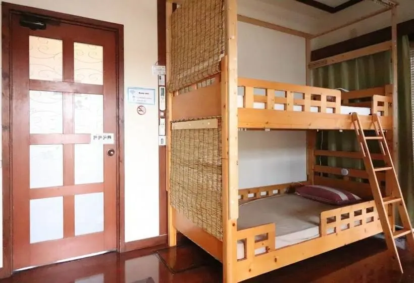 Neljän hengen Economy-huone jaetulla kylpyhuoneella, All Friends Guest House