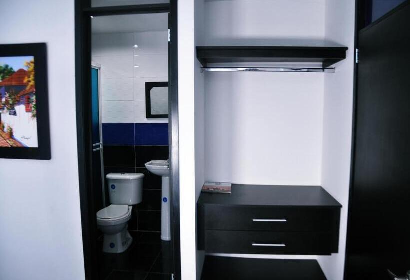 Economy Triple Room, Azulejo Del Llano