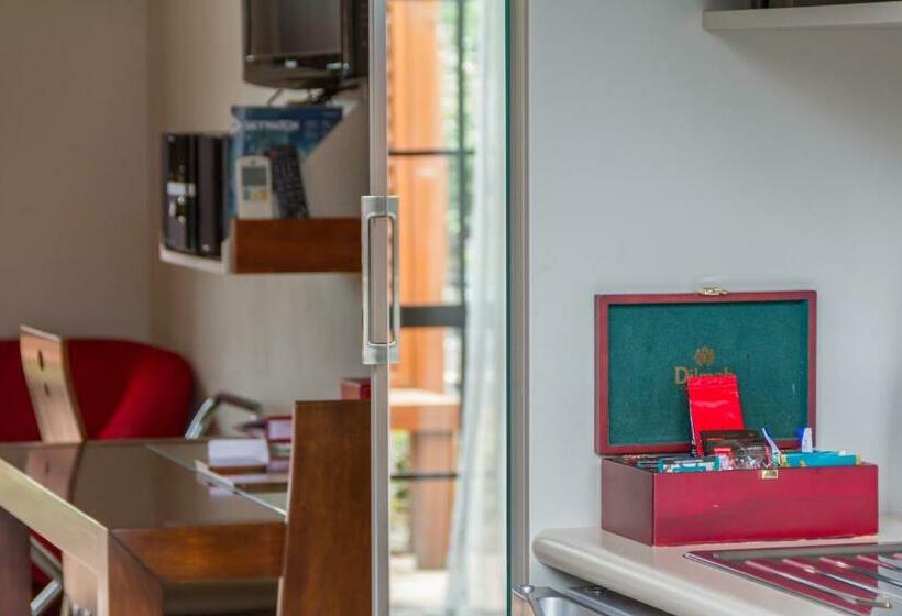 エクゼクティブワンルーム, Albert Court Motor Lodge