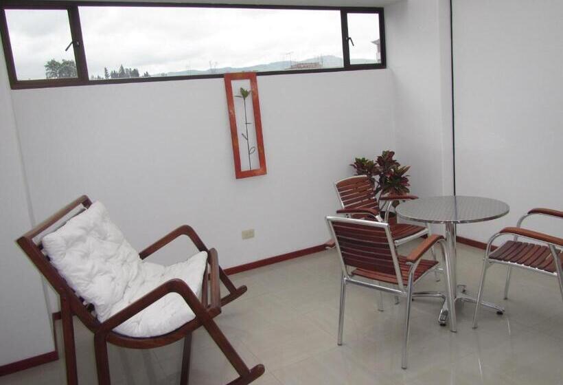 高级大房间, Cuellars