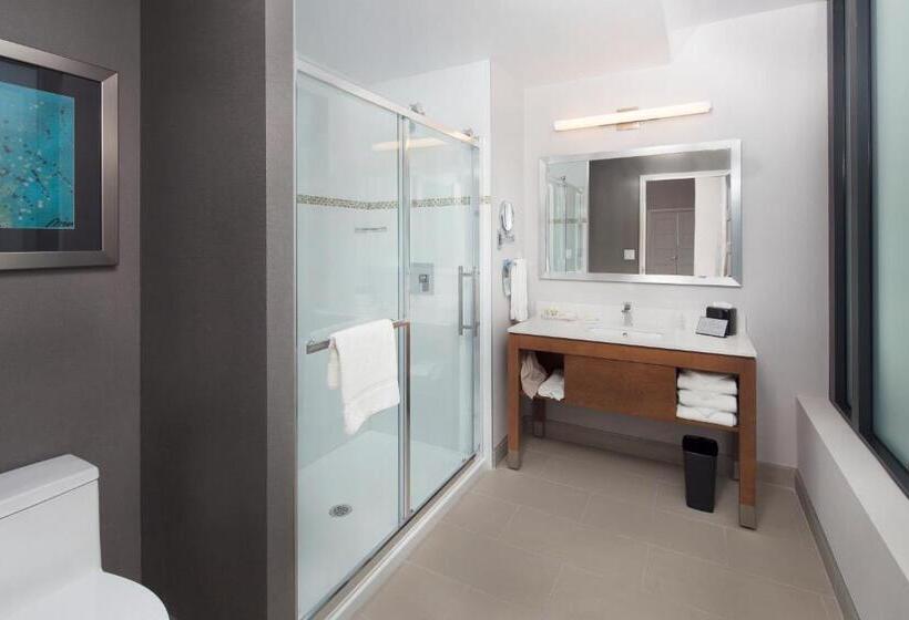 سوئیت با تخت بزرگ, Holiday Inn Hotel & Suites Montreal Centre Ville Ouest, An Ihg