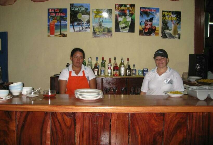 带花园景观的标准三人间, Nitana