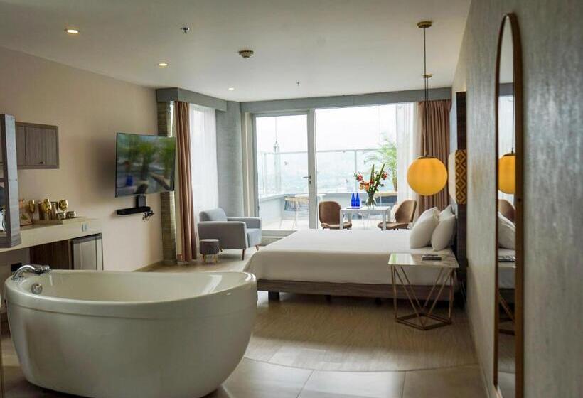 Люкс с Балконом, Viaggio Medellin Grand Select
