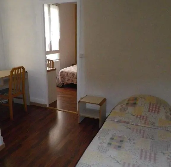 Standard Kolmen Hengen Huone, Hôtel Lamartine  Parking Dauphine