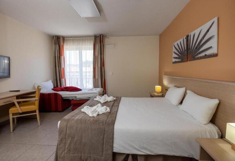 Номер Стандарт Трехместный, The Originals Boutique, Hotel L Occitan, Aubagne