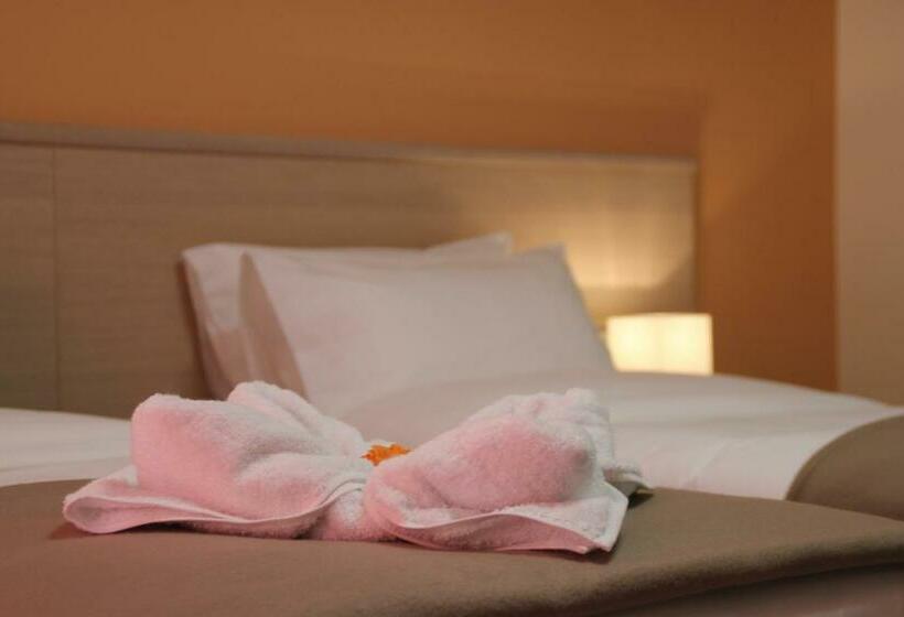 Номер Стандарт Трехместный, The Originals Boutique, Hotel L Occitan, Aubagne