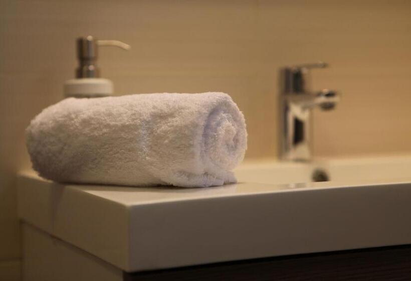 חדר סטנדרט לשלושה, The Originals Boutique, Hotel L Occitan, Aubagne