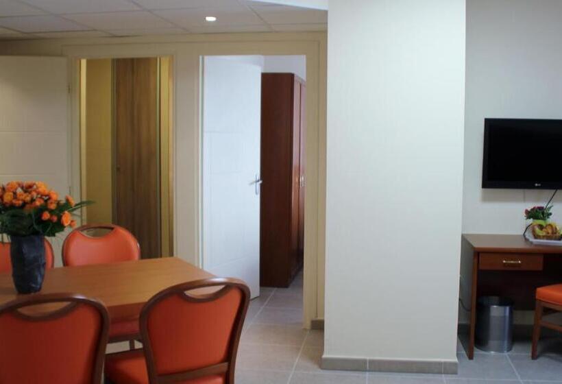 Четырехместный Номер Стандарт, The Originals Boutique, Hotel L Occitan, Aubagne