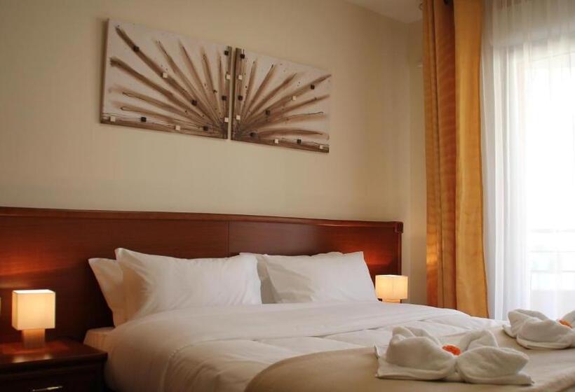 Четырехместный Номер Стандарт, The Originals Boutique, Hotel L Occitan, Aubagne