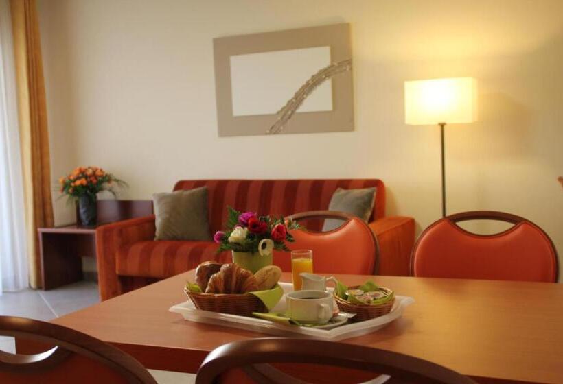 חדר סטנדרט לארבעה, The Originals Boutique, Hotel L Occitan, Aubagne