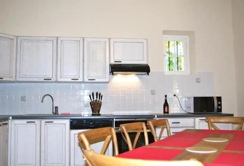 Talo 2 Makuuhuonetta, Chateau Le Vergel Authenac