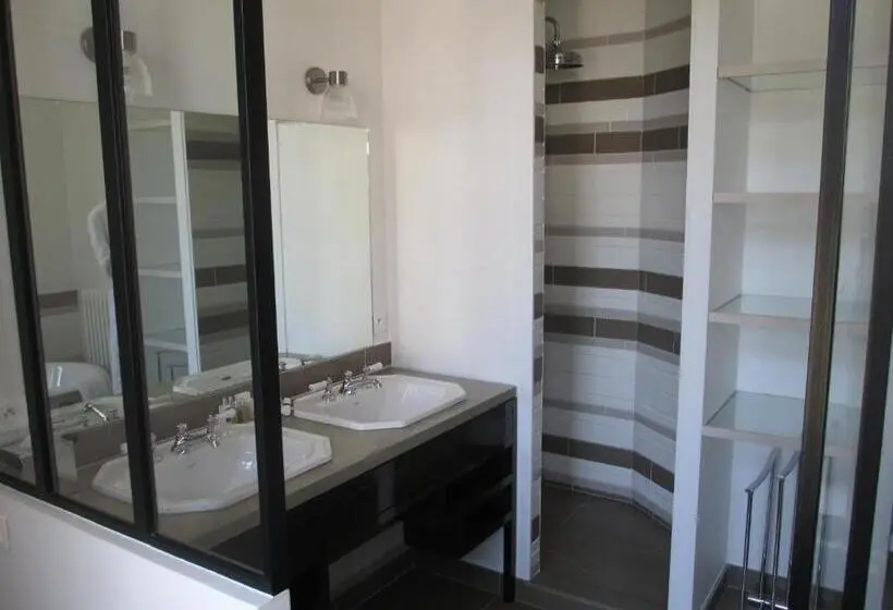 سوئیت خانواده 2 خوابه, Le Clos De Grace