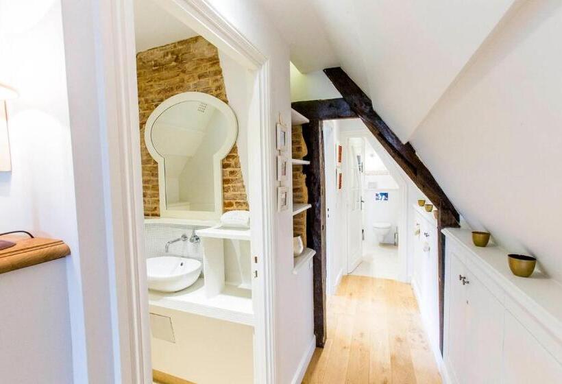 اتاق راحتی سه تخته, Le Clos De Grace