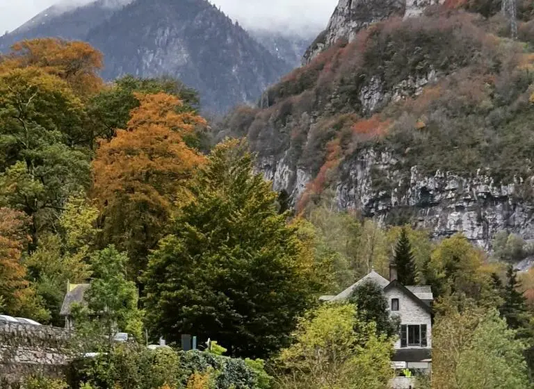 Perhehuone Puutarhanäkymä, Auberge La Caverne
