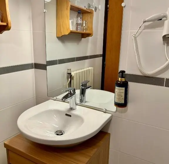 اتاق استاندارد سه نفره, Hameau Des Prodains   Hôtel