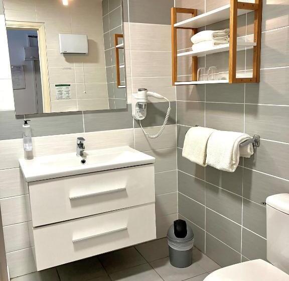 高级大房间, Lou Marquès