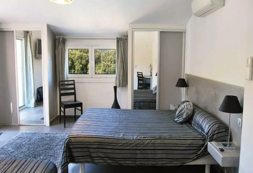 سوییت لوکس, Villa Nais B&b