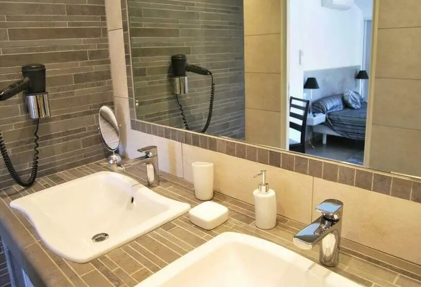 سوییت لوکس, Villa Nais B&b