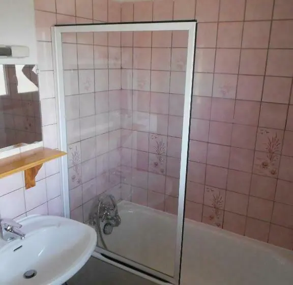 Standard Neljän Hengen Huone, Hôtel L'orée Du Bois