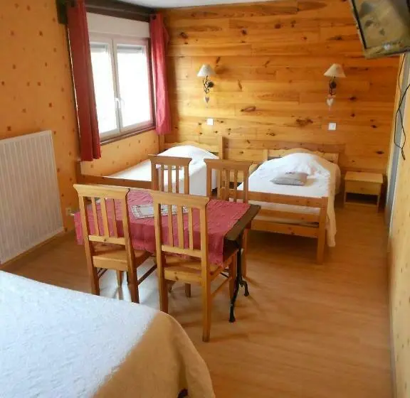 Standard Neljän Hengen Huone, Hôtel L'orée Du Bois