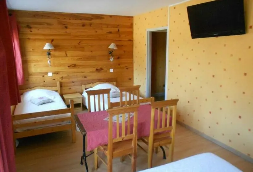 Standard Neljän Hengen Huone, Hôtel L'orée Du Bois