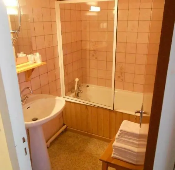 Standard Neljän Hengen Huone, Hôtel L'orée Du Bois