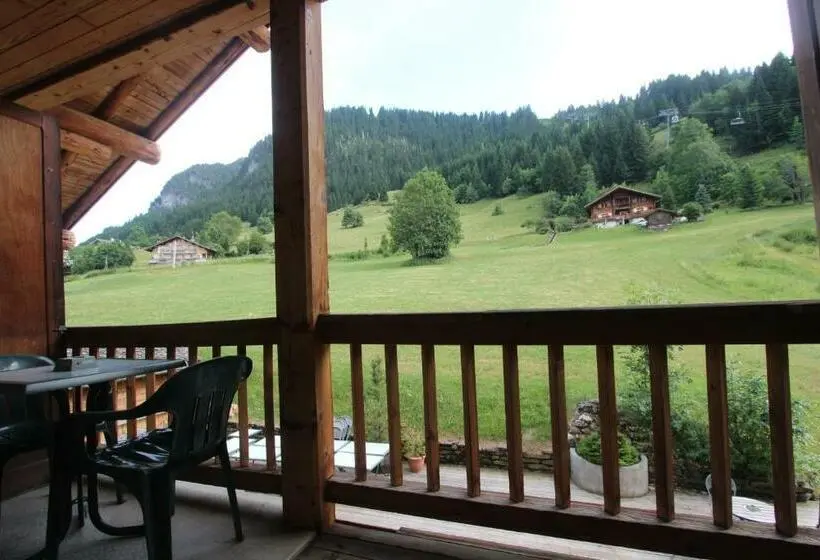 Standard Kolmen Hengen Huone Parveke, Hôtel Restaurant U Fredy