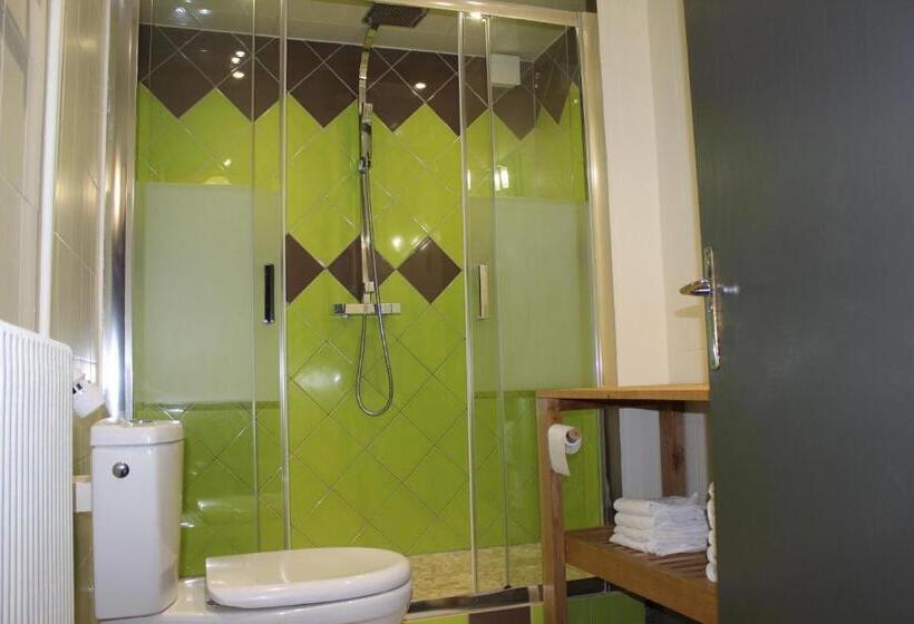 اتاق خانوادگی با چشمانداز باغ, Hôtel Restaurant U Fredy