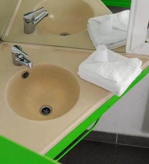 バスルーム共有のトリプルスタンダード, Lemon Hotel - Tourcoing