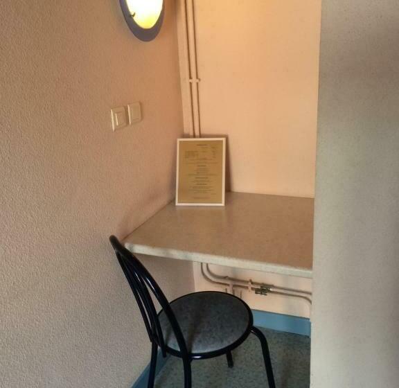 חדר סטנדרט לשלושה, Europe