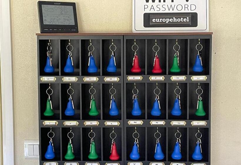 חדר קלאסי לשלושה, Europe