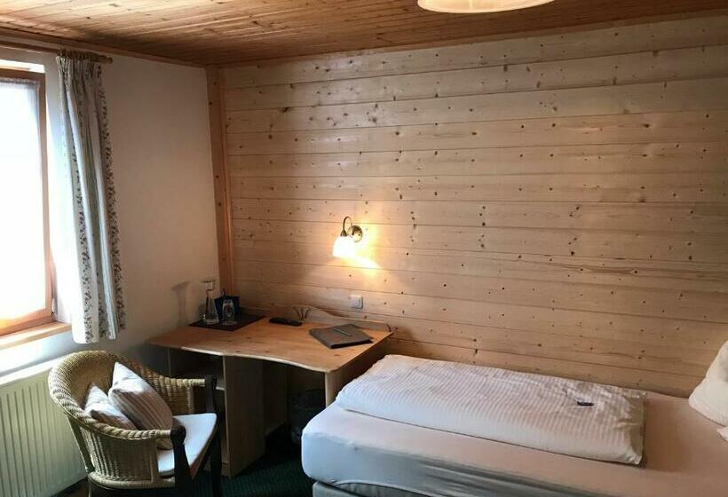 Номер Deluxe, Zum Kirchenbauer