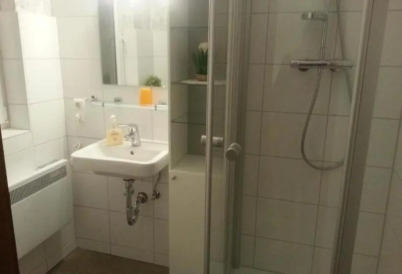 Standard Yhden Hengen Huone, Am Wasserschloss Glücksburg