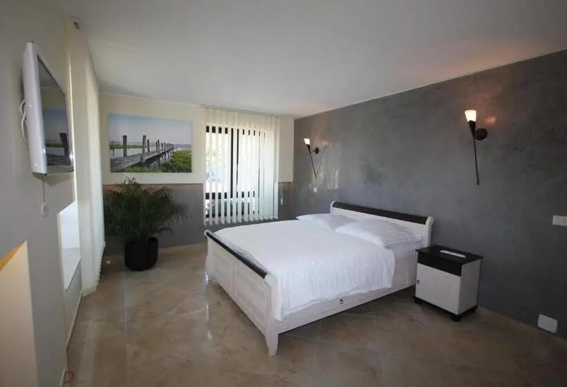 اتاق استاندارد سه نفره, Da Gianni Gmbh