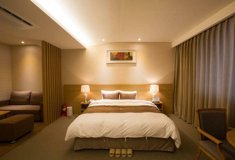 豪华房间, Dong Gyeong