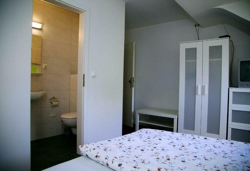 اتاق استاندارد یک نفره, Hoffmann